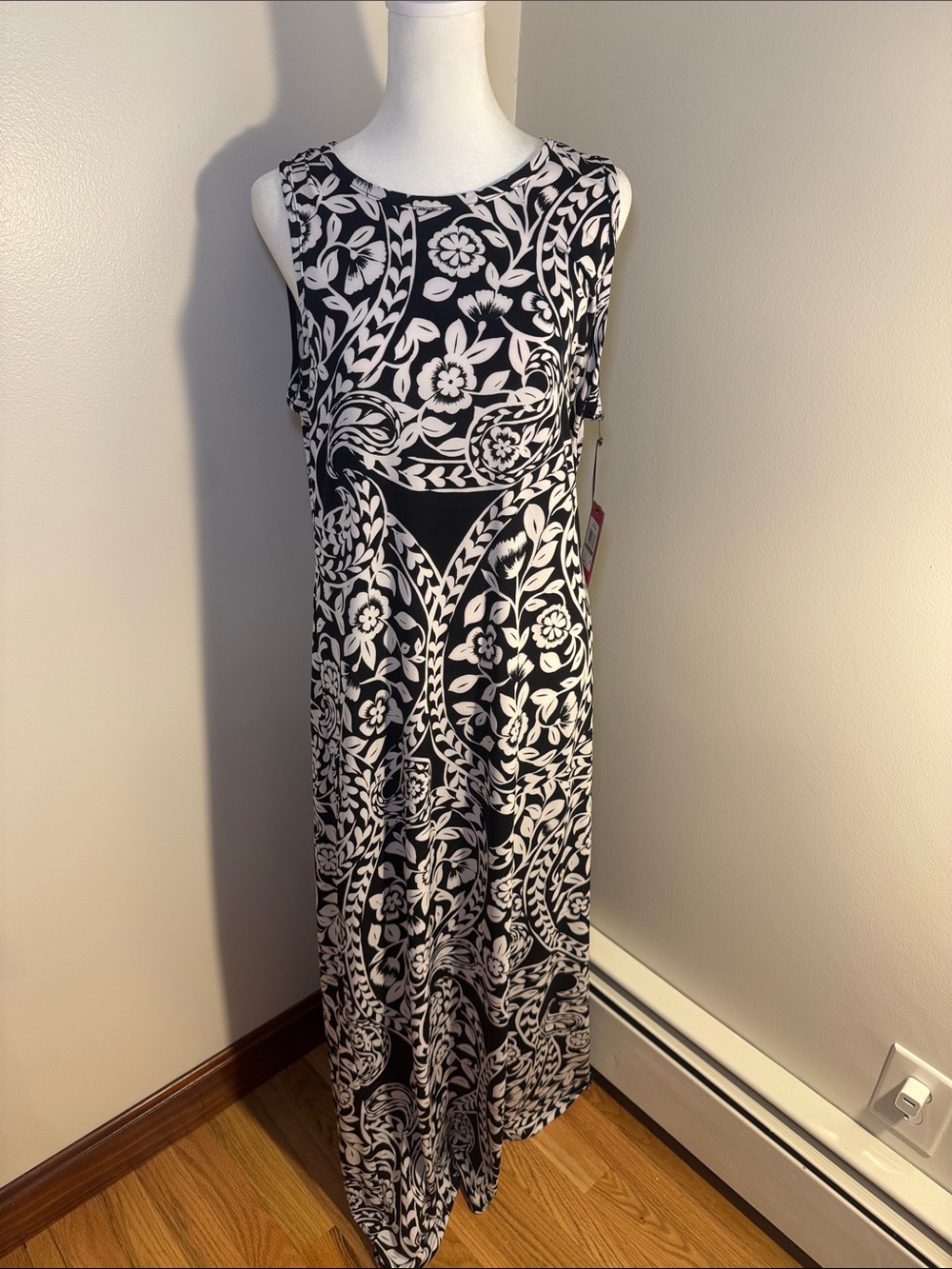 NWT Vince Camuto Sleeveless Black and White Floral Maxi Dress